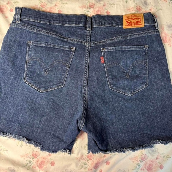 Levi's Denim Shorts Women's Size 16 Blue Raw Hem Stretch Jean Shorts Mid Rise - Picture 2 of 2